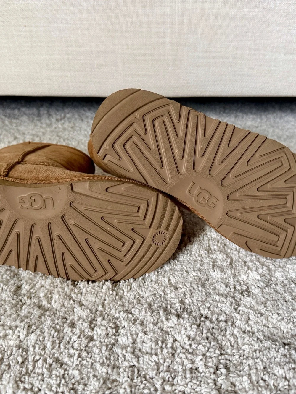 UGG Kids Classic Short Boot in Chestnut, size 3